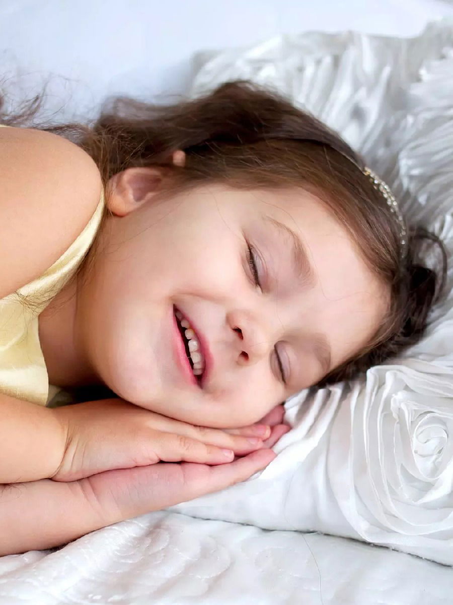 तुमचंही मूल झोपेत बोलतं का? मग अशी दूर करा त्याची समस्या - Marathi News | तुमचंही मूल झोपेत बोलतं का? मग अशी दूर करा त्याची समस्या | Latest Photos at Lokmat.com