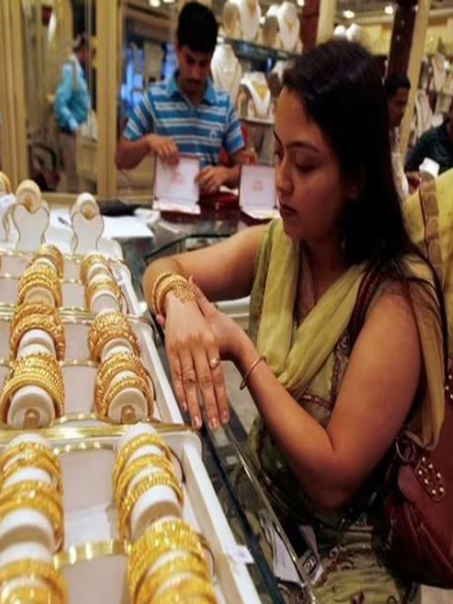 सोन्याची किंमत अवाक्याबाहेर; २४ कॅरेटनंतर आता २२ कॅरेट सोनंही लाखांच्या पार, काय आहेत नवे दर? - Marathi News | सोन्याची किंमत अवाक्याबाहेर; २४ कॅरेटनंतर आता २२ कॅरेट सोनंही लाखांच्या पार, काय आहेत नवे दर? | Latest Photos at Lokmat.com