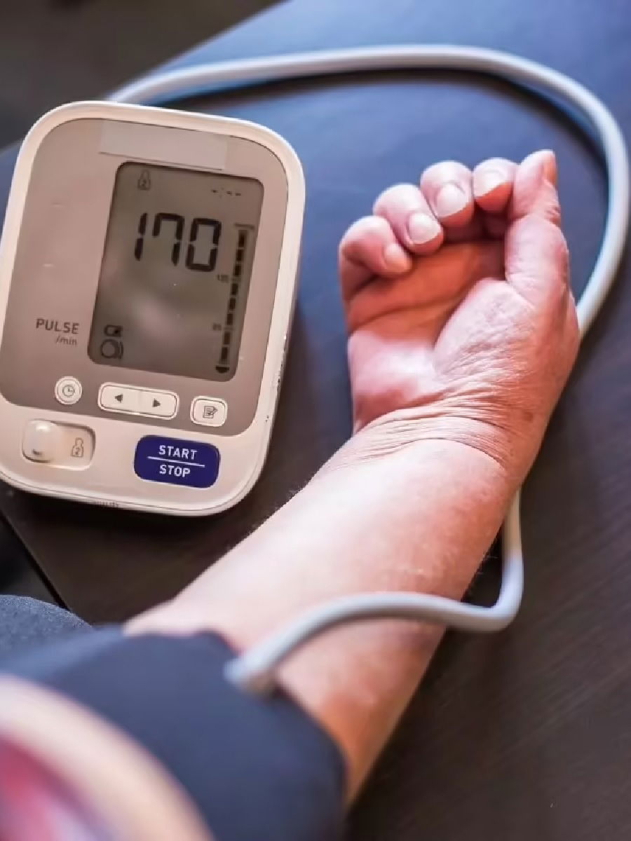 दैनंदिन जीवनात 'हे' नियम पाळले तर उच्च रक्तदाब राहील नियंत्रणात - Marathi News | दैनंदिन जीवनात 'हे' नियम पाळले तर उच्च रक्तदाब राहील नियंत्रणात | Latest Photos at Lokmat.com