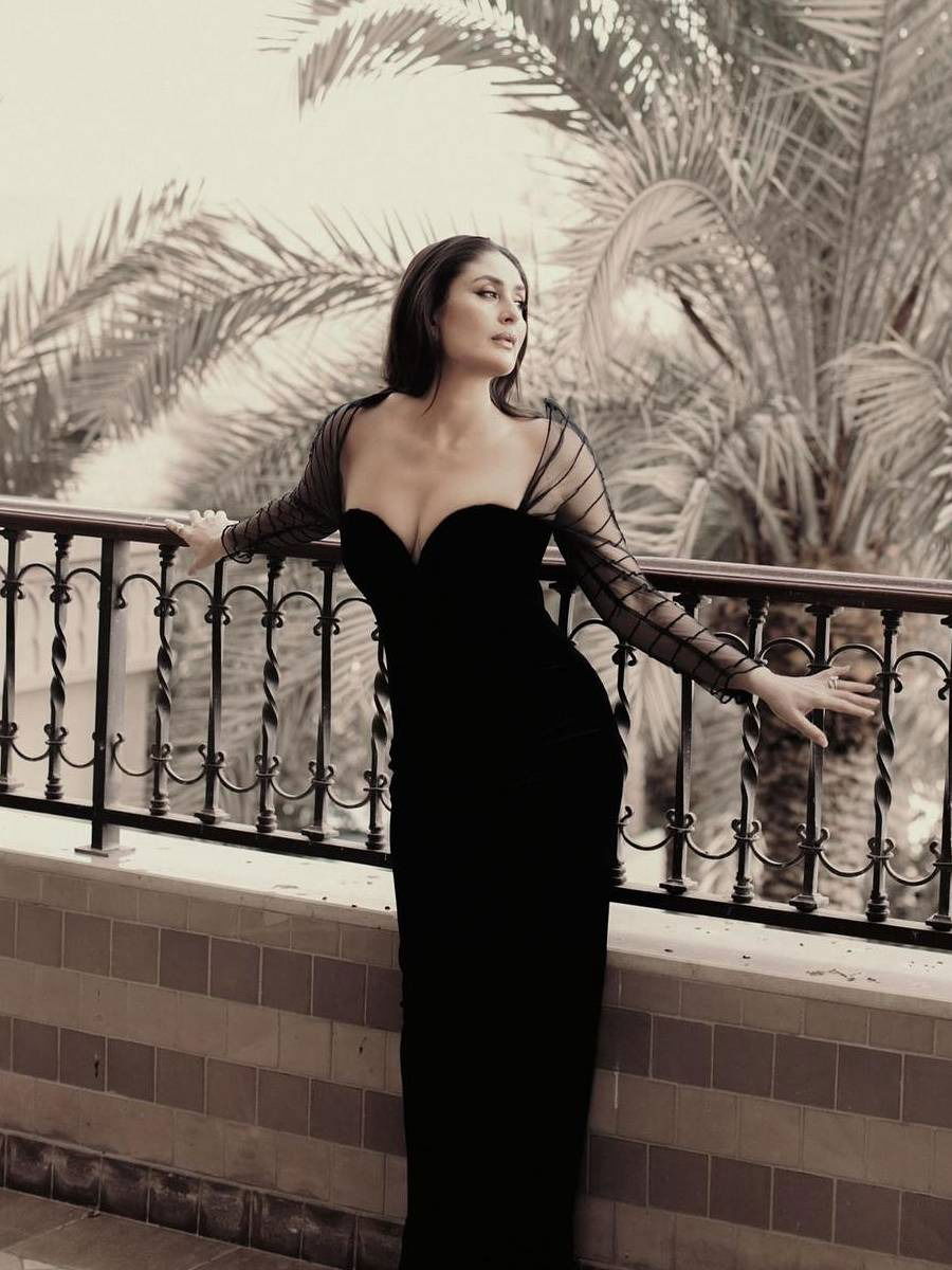 ४५व्या वर्षीही इतकी सुंदर कशी दिसते बेबो - Marathi News | ४५व्या वर्षीही इतकी सुंदर कशी दिसते बेबो | Latest Photos at Lokmat.com