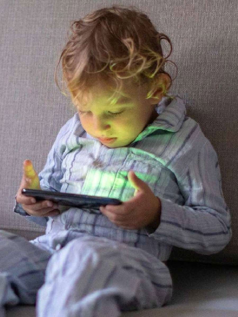 मुलांना फोनच्या व्यसनापासून वाचवण्यासाठी या सोप्या टिप्स फॉलो करा - Marathi News | मुलांना फोनच्या व्यसनापासून वाचवण्यासाठी या सोप्या टिप्स फॉलो करा | Latest Photos at Lokmat.com