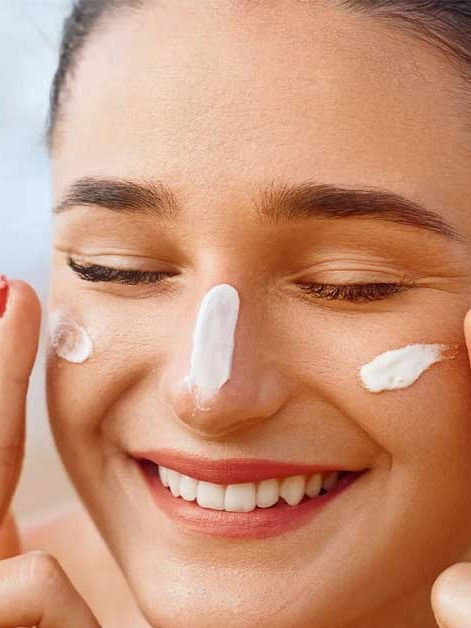 रोज सनस्क्रीन लावल्याने नुकसान होते का? - Marathi News | रोज सनस्क्रीन लावल्याने नुकसान होते का? | Latest Photos at Lokmat.com