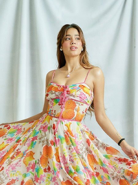 जान्हवीचा 'कलरफूल' लूक! - Marathi News | जान्हवीचा 'कलरफूल' लूक! | Latest Photos at Lokmat.com