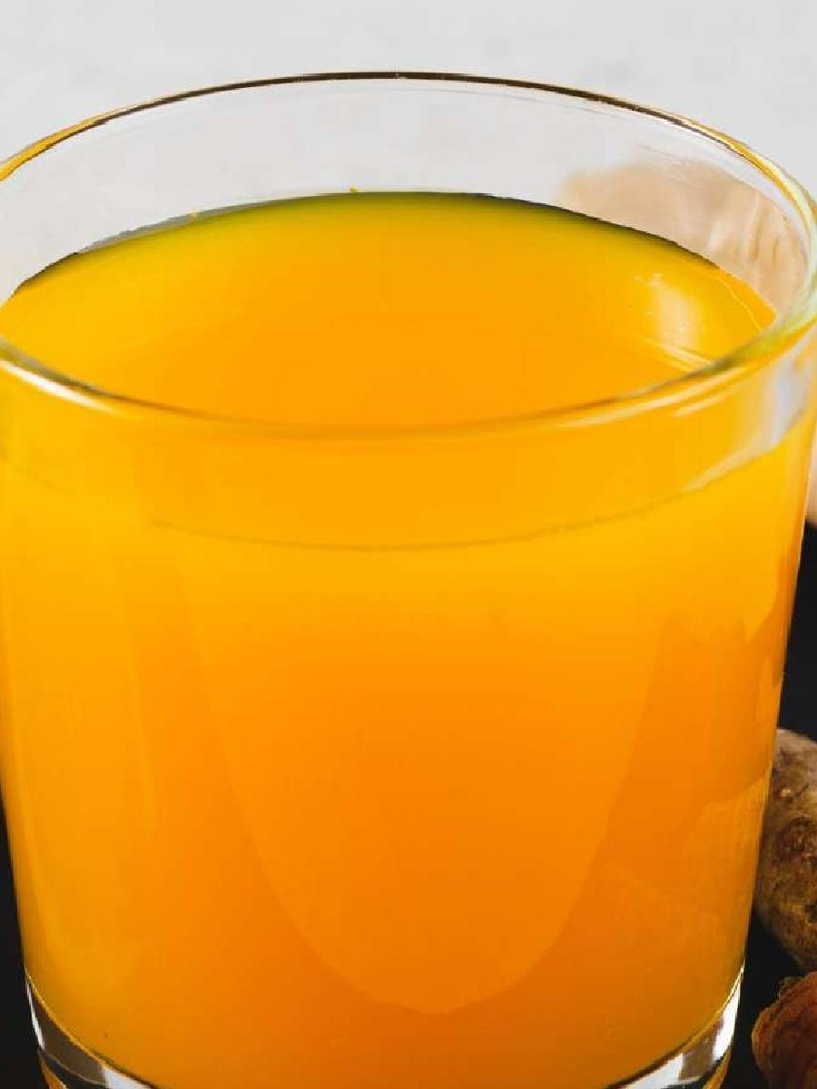 हळदीचे पाणी प्यायल्याने या समस्या दूर राहतात - Marathi News | हळदीचे पाणी प्यायल्याने या समस्या दूर राहतात | Latest Photos at Lokmat.com