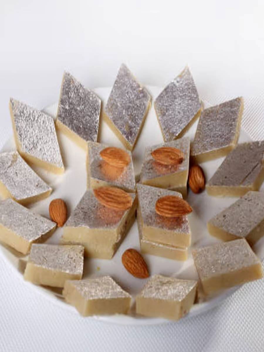 घरीच काजू कतली सहज कशी बनवायची? - Marathi News | घरीच काजू कतली सहज कशी बनवायची? | Latest Photos at Lokmat.com