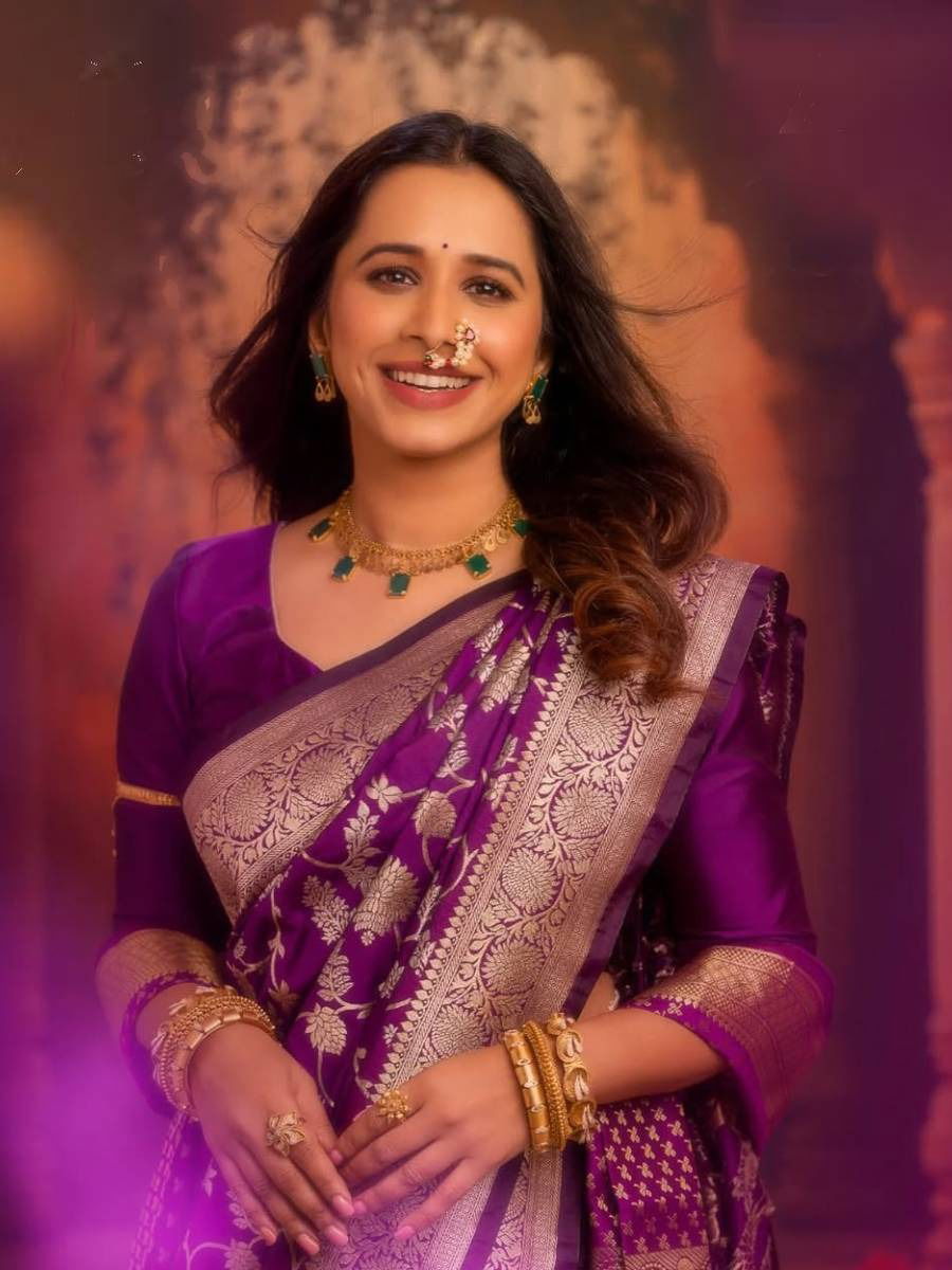 नऊवारीत श्रेयाचा साजशृंगार! - Marathi News | नऊवारीत श्रेयाचा साजशृंगार! | Latest Photos at Lokmat.com