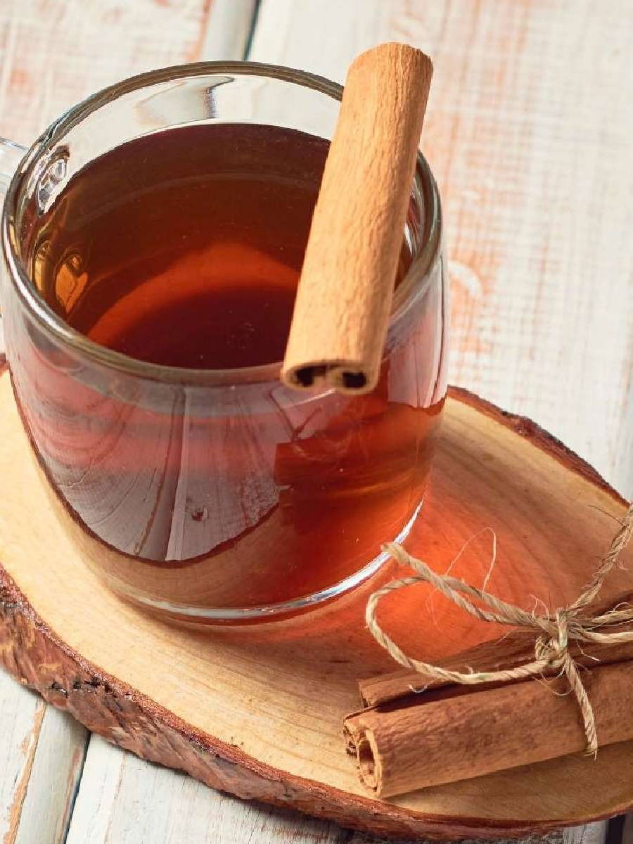 रिकाम्या पोटी दालचिनीचे पाणी प्यायल्यास काय होते? - Marathi News | रिकाम्या पोटी दालचिनीचे पाणी प्यायल्यास काय होते? | Latest Photos at Lokmat.com