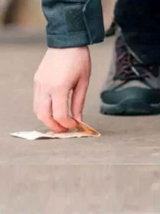 तुम्हाला कधी रस्त्यावर पडलेले पैसे सापडले आहेत का? जाणून घ्या, काय असतात संकेत? - Marathi News | तुम्हाला कधी रस्त्यावर पडलेले पैसे सापडले आहेत का? जाणून घ्या, काय असतात संकेत? | Latest Photos at Lokmat.com