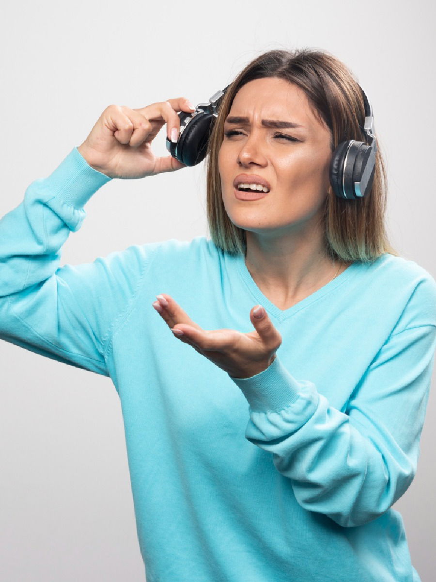 सतत हेडफोन वापरताय? कानावर होतात गंभीर परिणाम - Marathi News | सतत हेडफोन वापरताय? कानावर होतात गंभीर परिणाम | Latest Photos at Lokmat.com