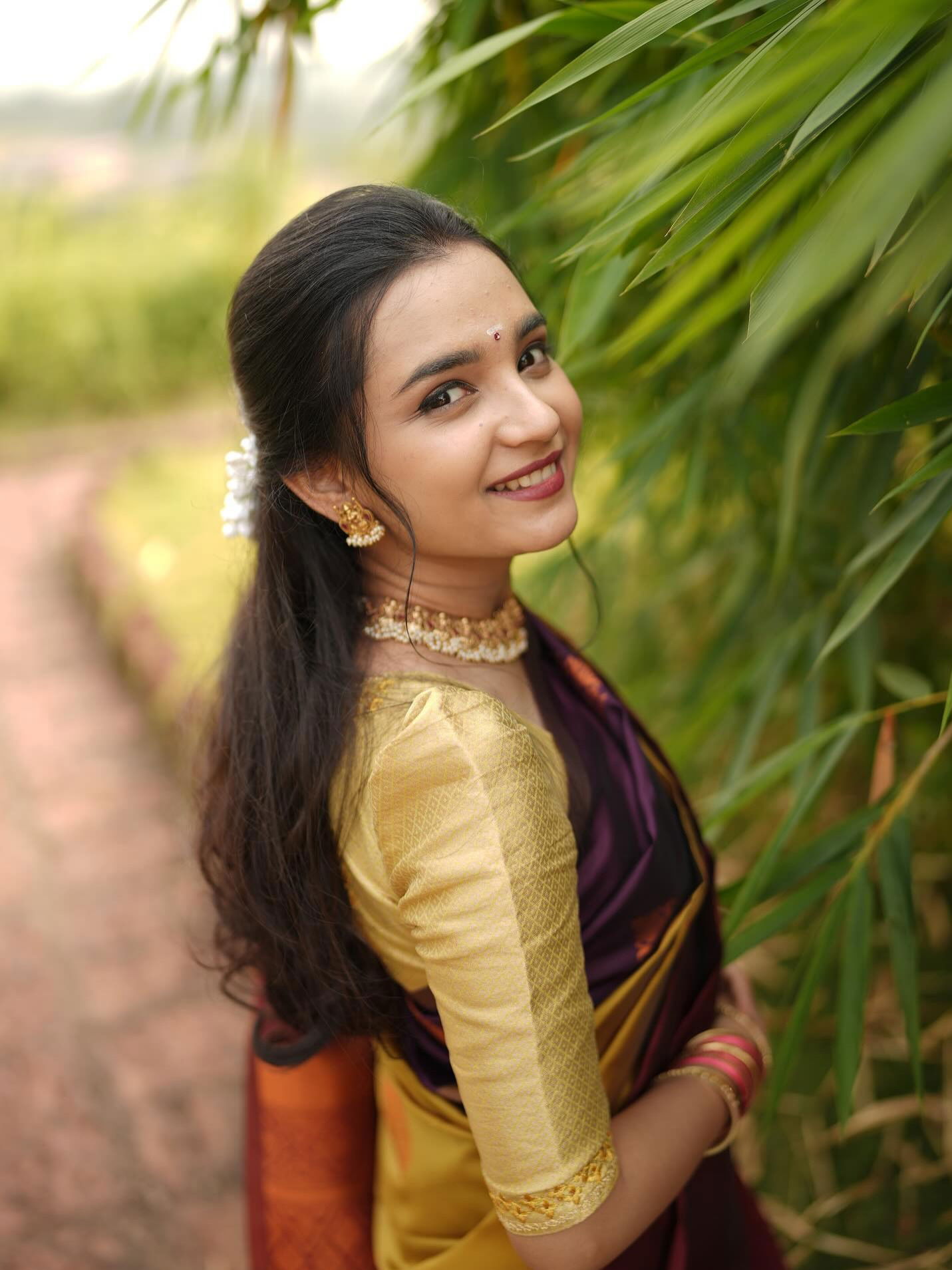 मन धावतंया तुझ्याचमागं...! मन धावतंया तुझ्याचमागं...!