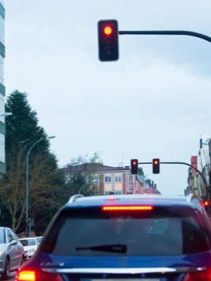 सिग्नलवर गाडी किती इंधन जाळते? चालू-बंद करायची की नाही... - Marathi News | सिग्नलवर गाडी किती इंधन जाळते? चालू-बंद करायची की नाही... | Latest Photos at Lokmat.com