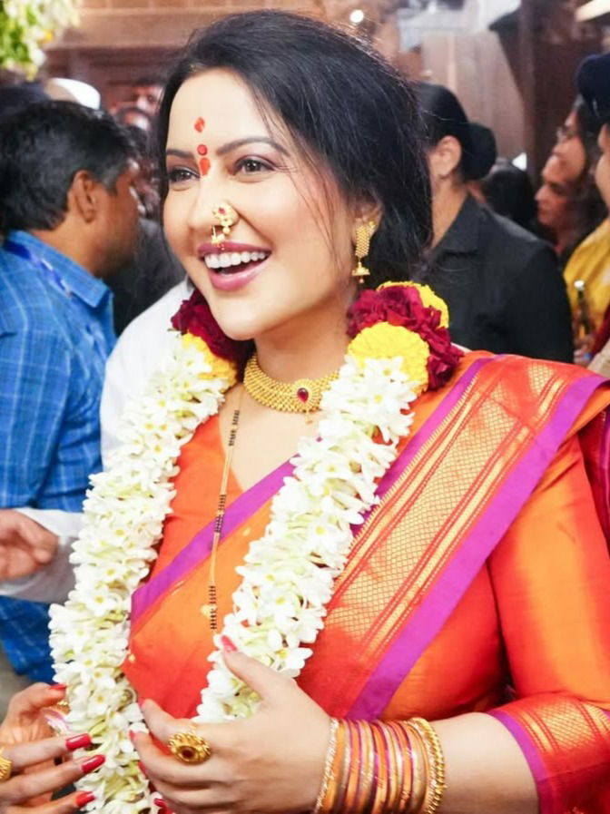 अमृता फडणवीस यांनी महापूजेनिमित्त केलेला खास लूक - Marathi News | अमृता फडणवीस यांनी महापूजेनिमित्त केलेला खास लूक | Latest Photos at Lokmat.com