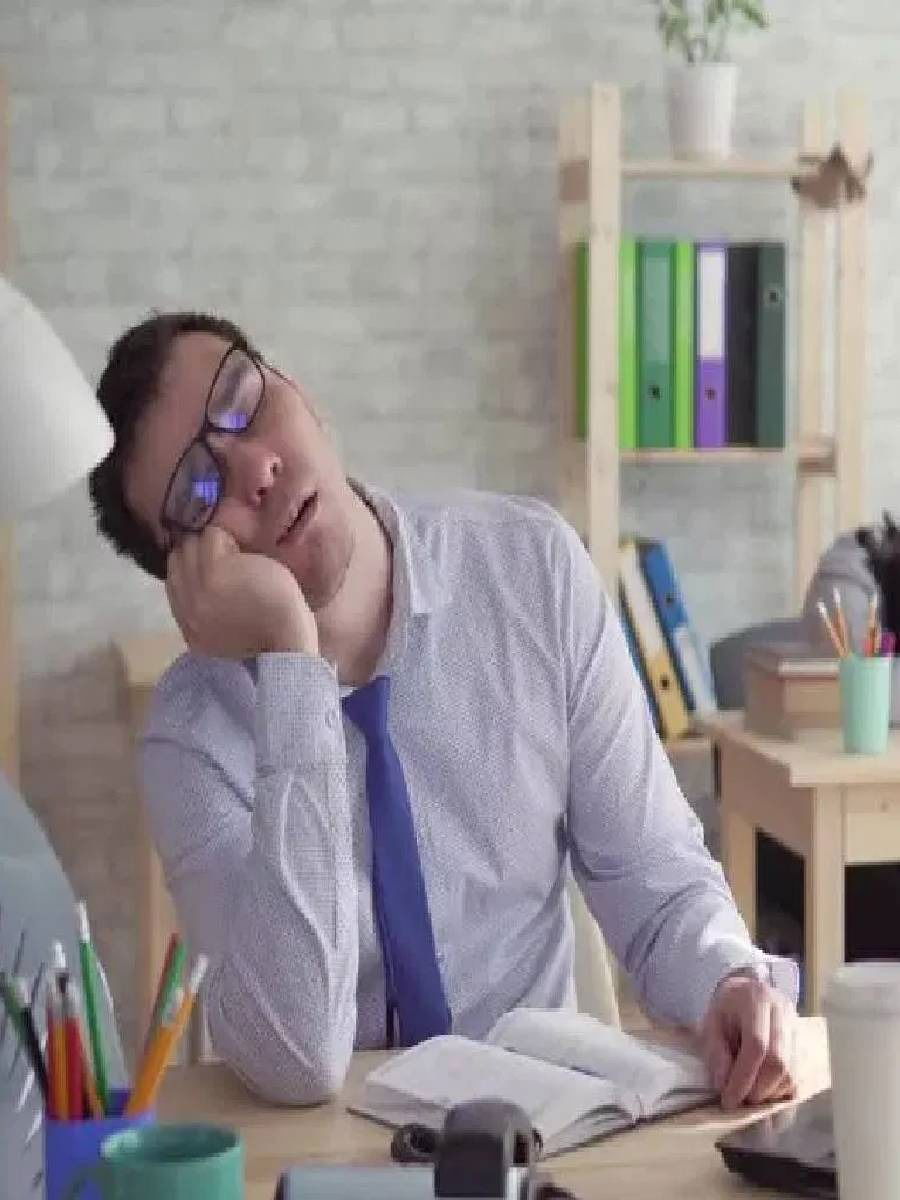 ऑफिसमध्ये काम करताना सतत झोप येते? मग हे १० उपाय पाहाच - Marathi News | ऑफिसमध्ये काम करताना सतत झोप येते? मग हे १० उपाय पाहाच | Latest Photos at Lokmat.com