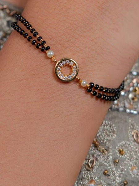 रोजच्या वापरासाठी मंगळसूत्र ब्रेसलेटचे लेटेस्ट डिझाईन्स - Marathi News | रोजच्या वापरासाठी मंगळसूत्र ब्रेसलेटचे लेटेस्ट डिझाईन्स | Latest Photos at Lokmat.com रोजच्या वापरासाठी मंगळसूत्र ब्रेसलेटचे लेटेस्ट डिझाईन्स - Marathi News | रोजच्या वापरासाठी मंगळसूत्र ब्रेसलेटचे लेटेस्ट डिझाईन्स | Latest Photos at Lokmat.com