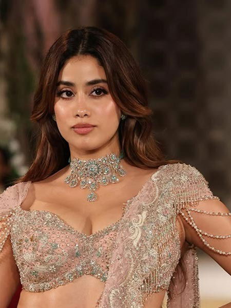 जान्हवी कपूरचं शिक्षण किती? - Marathi News | जान्हवी कपूरचं शिक्षण किती? | Latest Photos at Lokmat.com