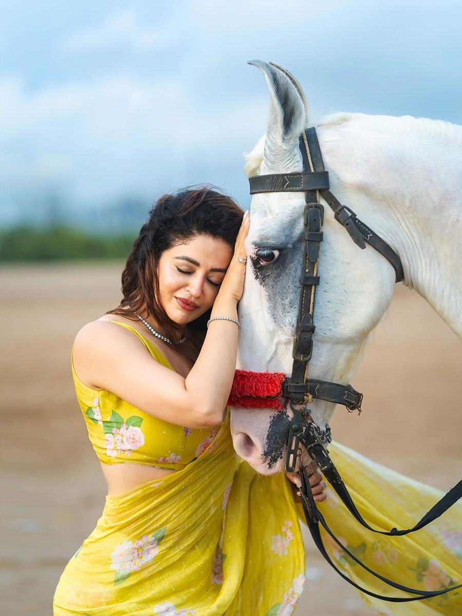 लिंबू रंगाच्या साडीत नेहा पेंडसेचं हटके फोटोशूट - Marathi News | लिंबू रंगाच्या साडीत नेहा पेंडसेचं हटके फोटोशूट | Latest Photos at Lokmat.com