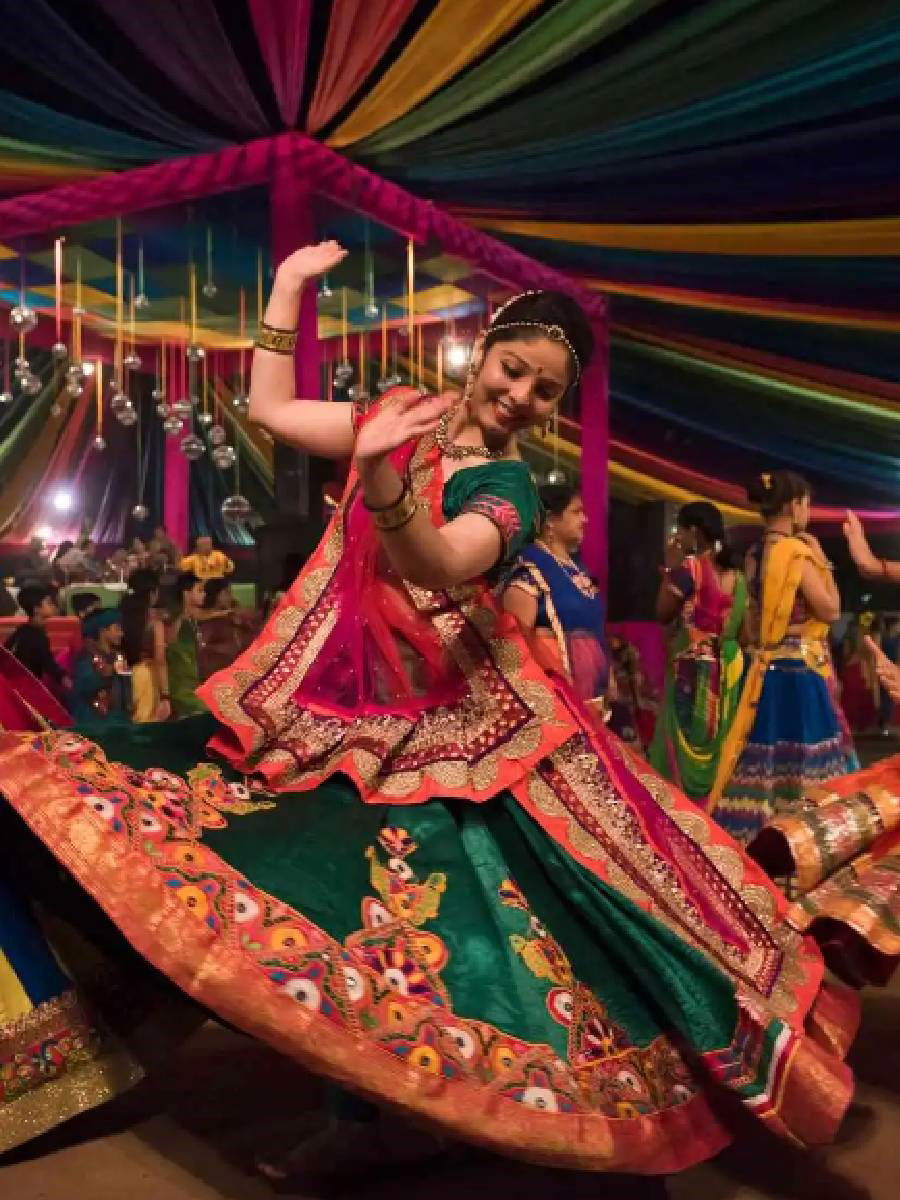 गरबा खेळताना घामामुळे खराब होणार नाही मेकअप, फॉलो करा 'या' टीप्स - Marathi News | गरबा खेळताना घामामुळे खराब होणार नाही मेकअप, फॉलो करा 'या' टीप्स | Latest Photos at Lokmat.com