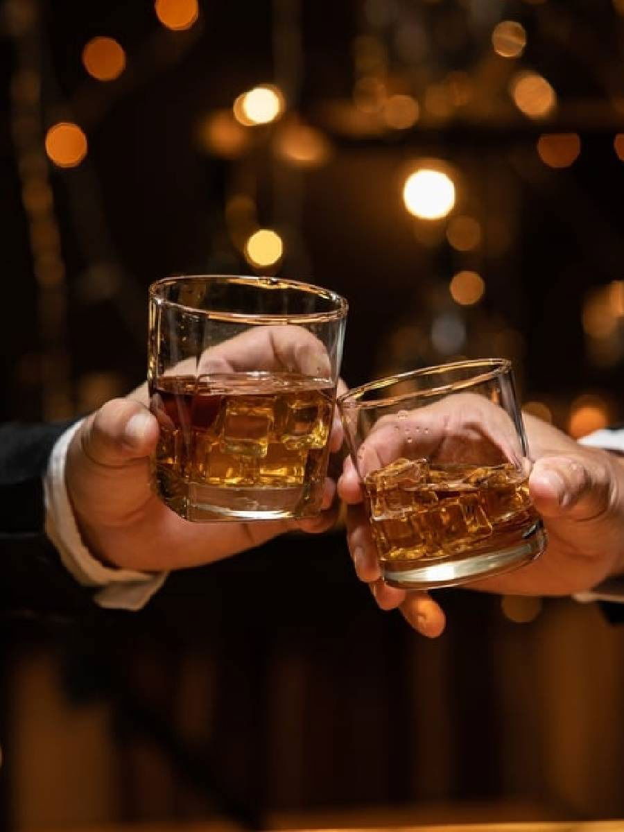 दारू प्यायल्याने तुमचा आत्मविश्वास खरोखरच वाढतो का? - Marathi News | दारू प्यायल्याने तुमचा आत्मविश्वास खरोखरच वाढतो का? | Latest Photos at Lokmat.com