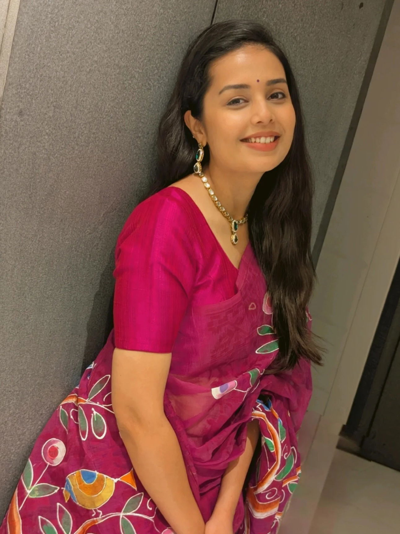 गुलाबी साडीत खुललं शिवानीचं सौंदर्य