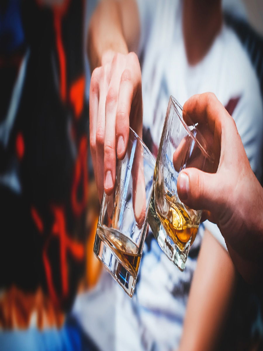 रिकाम्या पोटी दारु प्यायल्याने जास्त नशा चढते? 'हे' आहे त्यामागचं खरं कारण - Marathi News | रिकाम्या पोटी दारु प्यायल्याने जास्त नशा चढते? 'हे' आहे त्यामागचं खरं कारण | Latest Photos at Lokmat.com