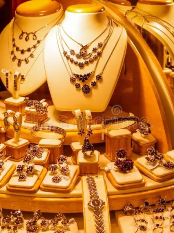 १० वर्षांनी मुलांच्या लग्नासाठी सोनं घेणं अशक्य होईल? - Marathi News | १० वर्षांनी मुलांच्या लग्नासाठी सोनं घेणं अशक्य होईल? | Latest Photos at Lokmat.com