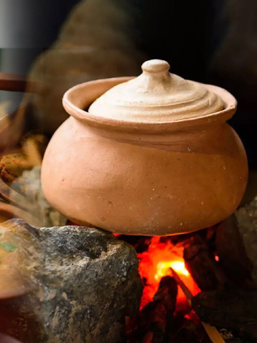 मातीच्या भांड्यात स्वयंपाक करण्याचे फायदे - Marathi News | मातीच्या भांड्यात स्वयंपाक करण्याचे फायदे | Latest Photos at Lokmat.com