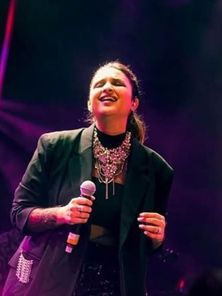 गरिबीमुळे बर्थडेला केकऐवजी 'रसगुल्ला' कापायची! कोण आहे ती? - Marathi News | गरिबीमुळे बर्थडेला केकऐवजी 'रसगुल्ला' कापायची! कोण आहे ती? | Latest Photos at Lokmat.com