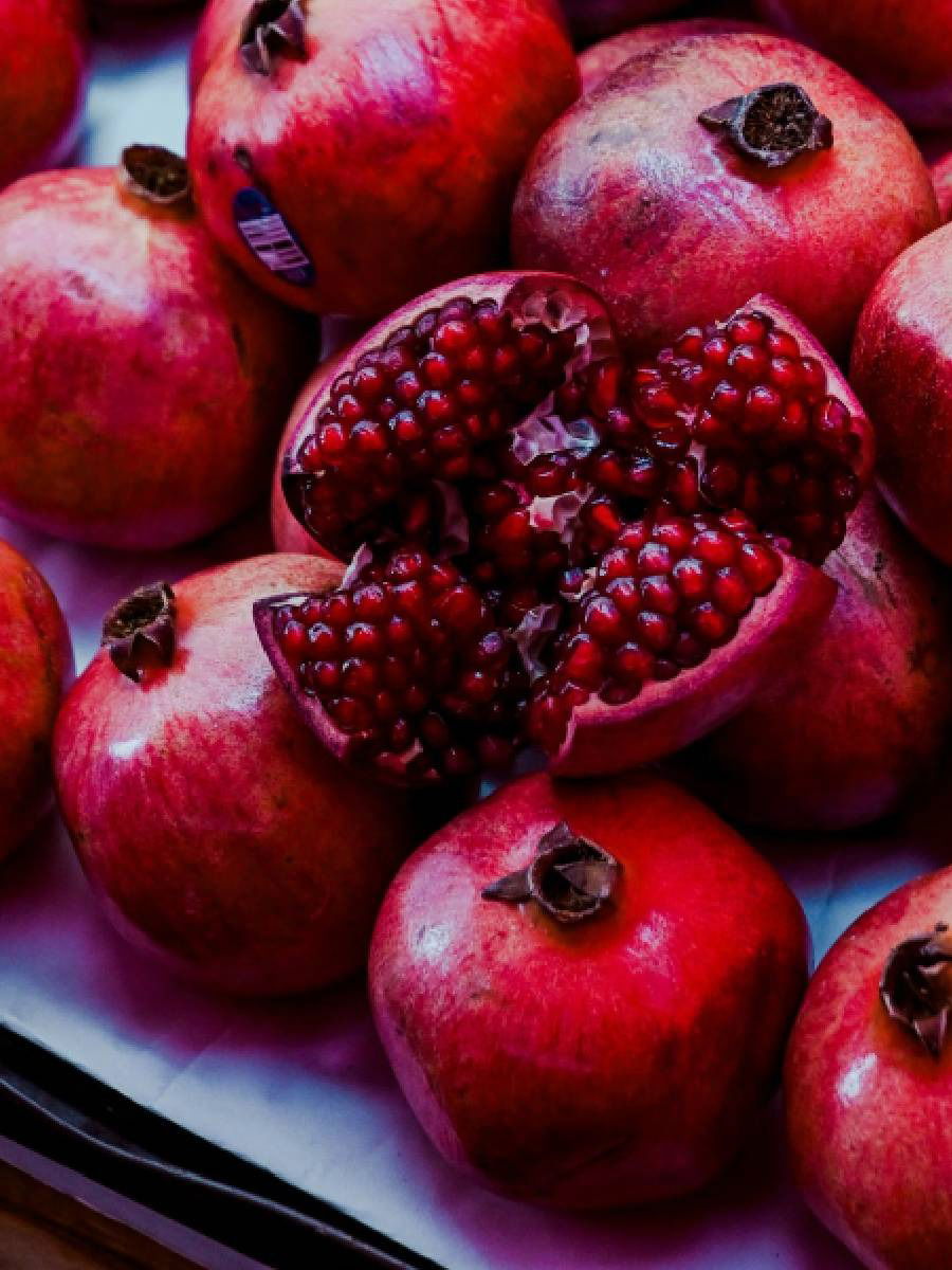 हिवाळ्यात दररोज डाळिंब खा, तुम्हाला हे ७ फायदे मिळतील - Marathi News | हिवाळ्यात दररोज डाळिंब खा, तुम्हाला हे ७ फायदे मिळतील | Latest Photos at Lokmat.com