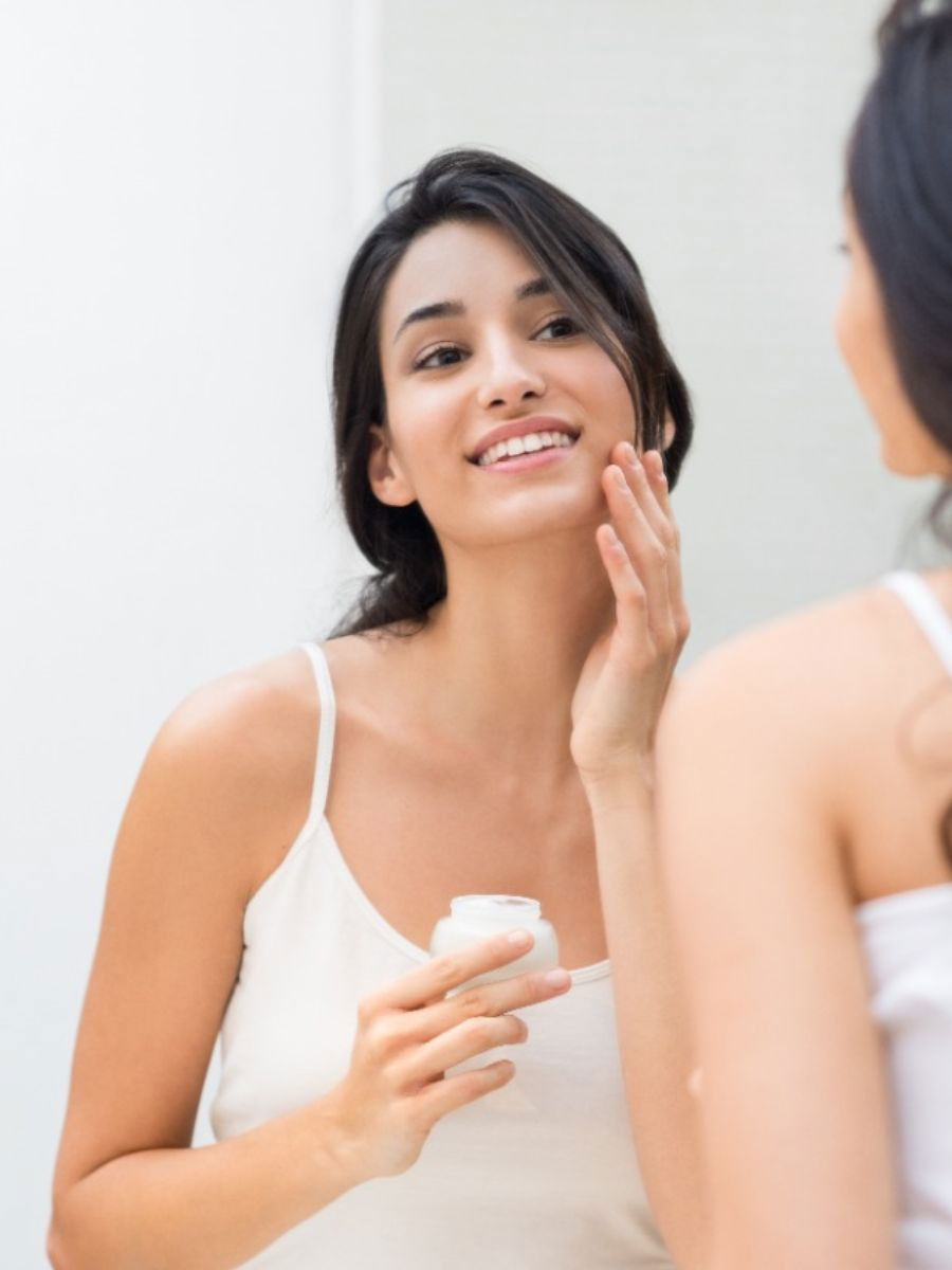 टूथपेस्ट लावल्यावर खरंच ठीक होतात का पिंपल्स? - Marathi News | टूथपेस्ट लावल्यावर खरंच ठीक होतात का पिंपल्स? | Latest Photos at Lokmat.com