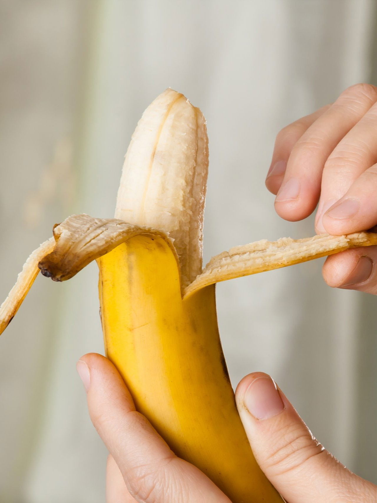 केळीचे साल फेकून देताय... थांबा हे आहेत त्याचे १० उत्तम उपयोग - Marathi News | केळीचे साल फेकून देताय... थांबा हे आहेत त्याचे १० उत्तम उपयोग | Latest Photos at Lokmat.com