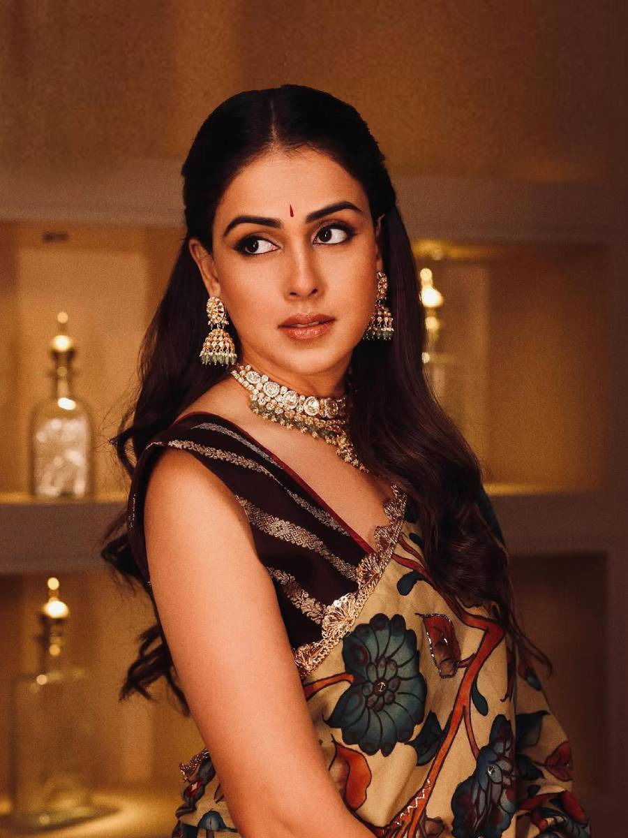 जिनिलियाचा सिंपल आणि सुंदर Festive लूक! - Marathi News | जिनिलियाचा सिंपल आणि सुंदर Festive लूक! | Latest Photos at Lokmat.com