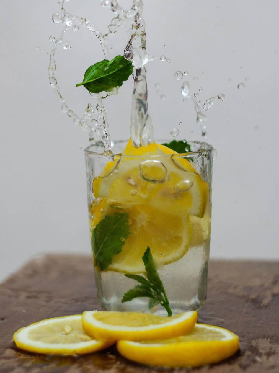 सकाळी लिंबू पाणी व मध प्यायल्याने फायदे मिळतात का? - Marathi News | सकाळी लिंबू पाणी व मध प्यायल्याने फायदे मिळतात का? | Latest Photos at Lokmat.com