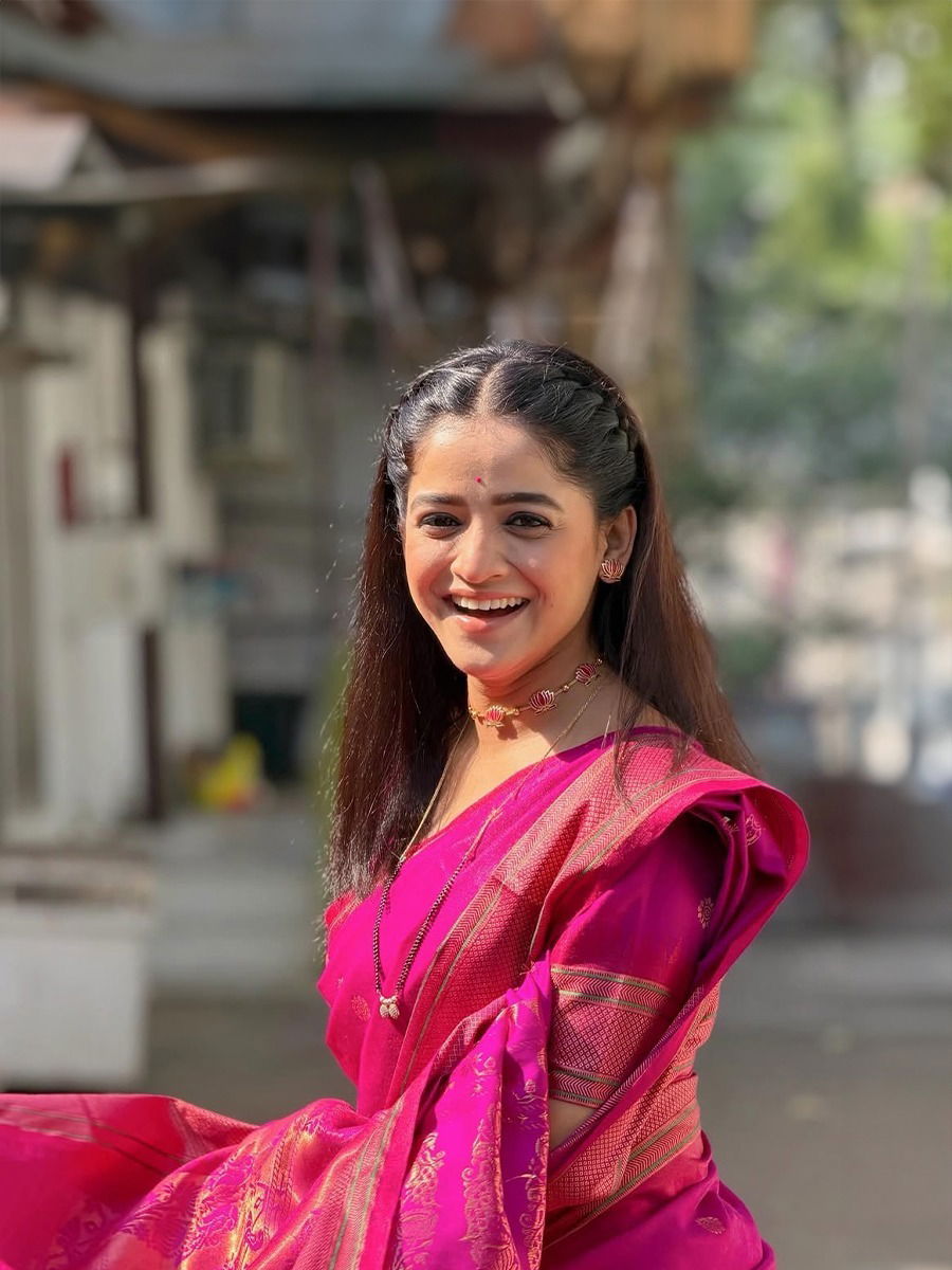 गुलाबी साडी आणि लाली लाल-लाल