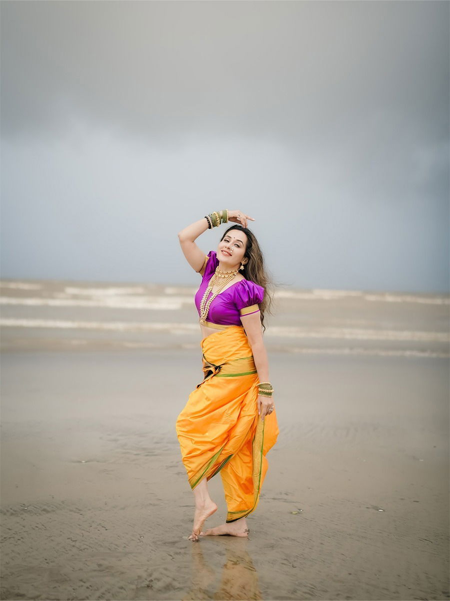 नारळी पौर्णिमेनिमित्त तेजस्विनीचं फोटोशूट - Marathi News | नारळी पौर्णिमेनिमित्त तेजस्विनीचं फोटोशूट | Latest Photos at Lokmat.com