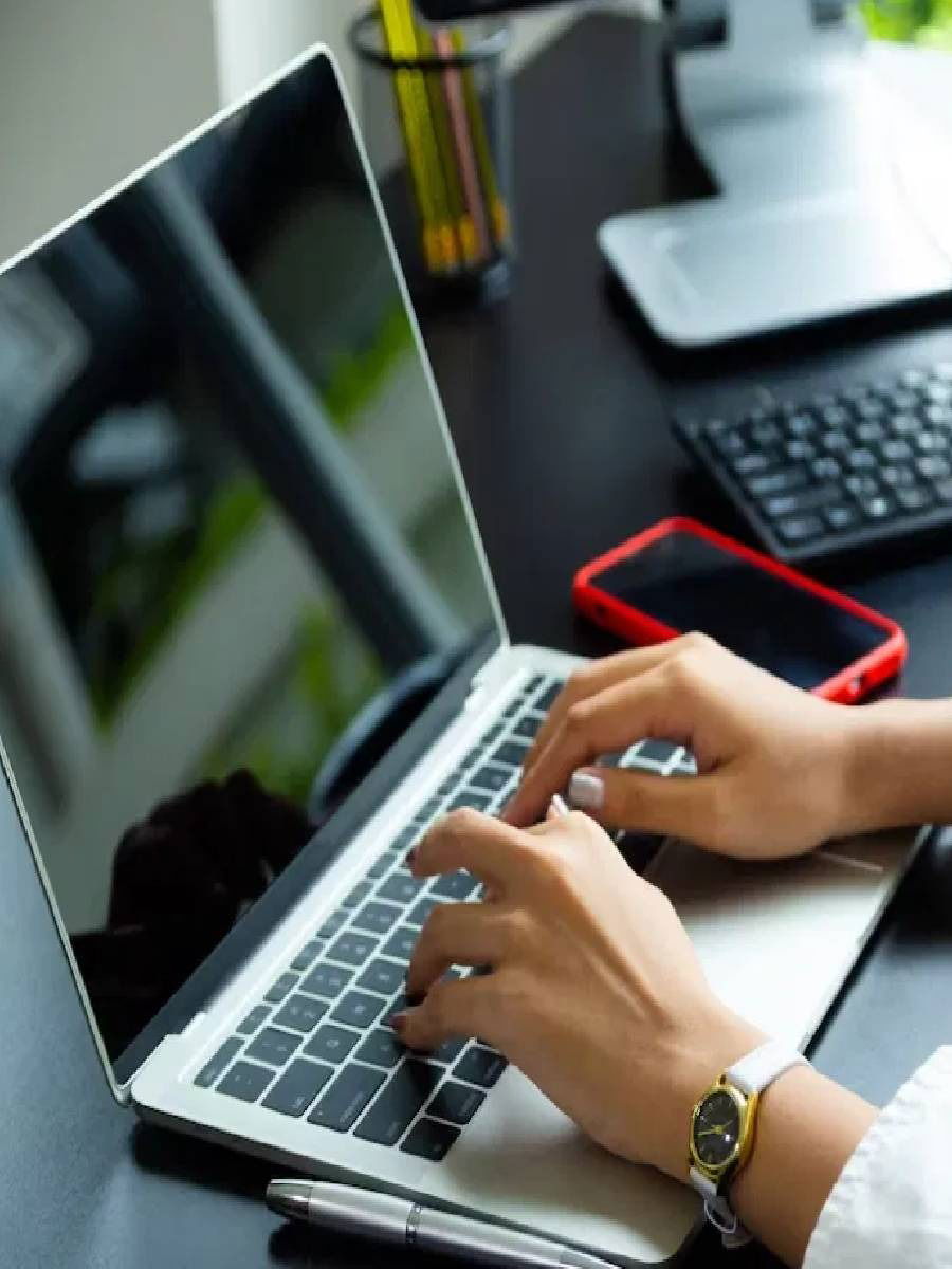 एकदा चार्ज केल्यावर लॅपटॉपची बॅटरी देईल चांगला बॅकअप; या गोष्टी लक्षात ठेवा - Marathi News | एकदा चार्ज केल्यावर लॅपटॉपची बॅटरी देईल चांगला बॅकअप; या गोष्टी लक्षात ठेवा | Latest Photos at Lokmat.com