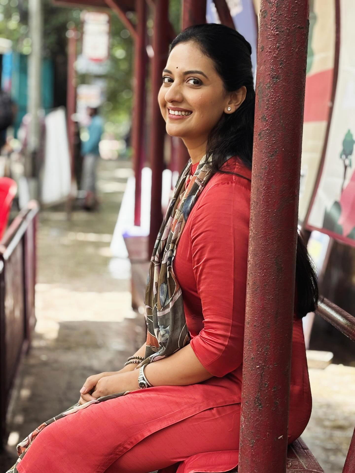 बस स्टॉप आणि 'ती'! - Marathi News | बस स्टॉप आणि 'ती'! | Latest Photos at Lokmat.com