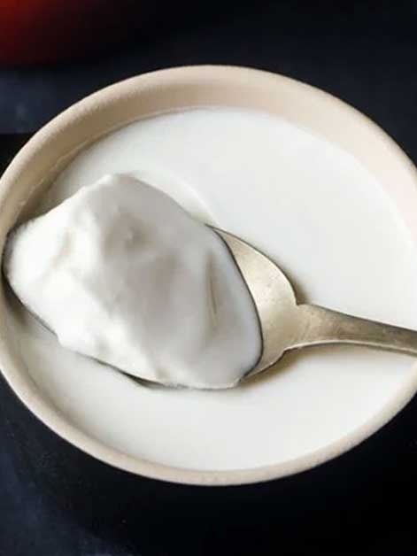 केसांतील कोंडा घालवण्यासाठी दह्याचा उपयोग - Marathi News | केसांतील कोंडा घालवण्यासाठी दह्याचा उपयोग | Latest Photos at Lokmat.com