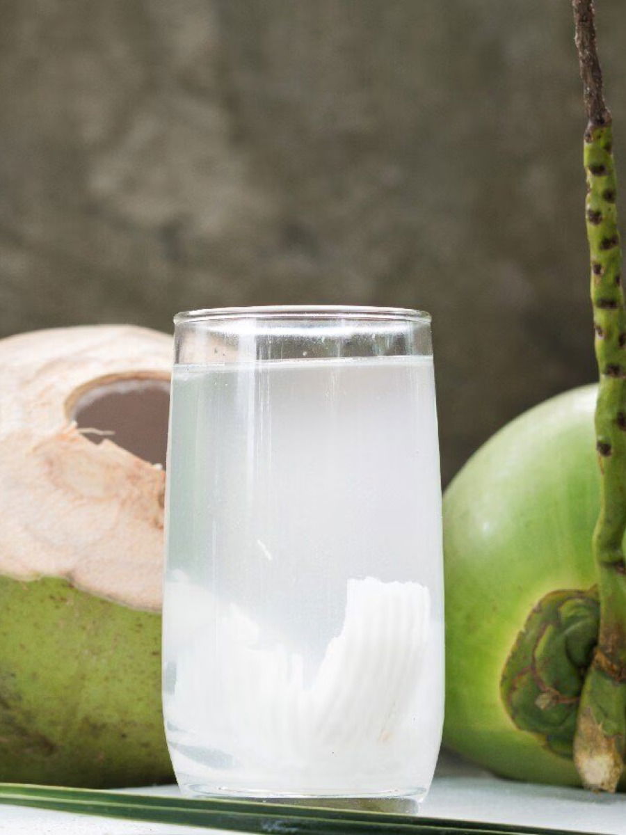 नारळपाणी ठरू शकतं प्राणघातक? पिण्यापूर्वी घ्या 'ही' काळजी - Marathi News | नारळपाणी ठरू शकतं प्राणघातक? पिण्यापूर्वी घ्या 'ही' काळजी | Latest Photos at Lokmat.com