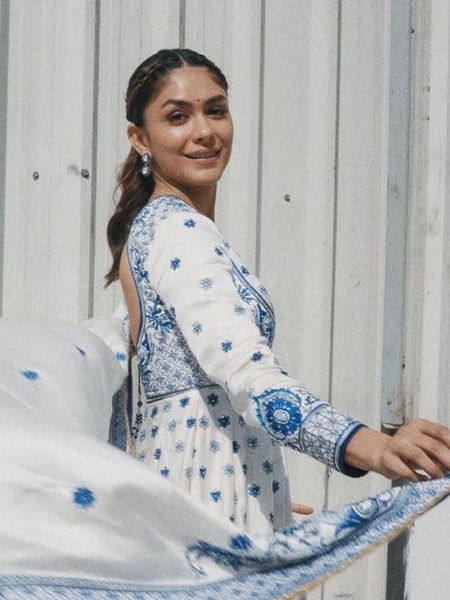 रूप सुहाना लगता है ...! रूप सुहाना लगता है ...!