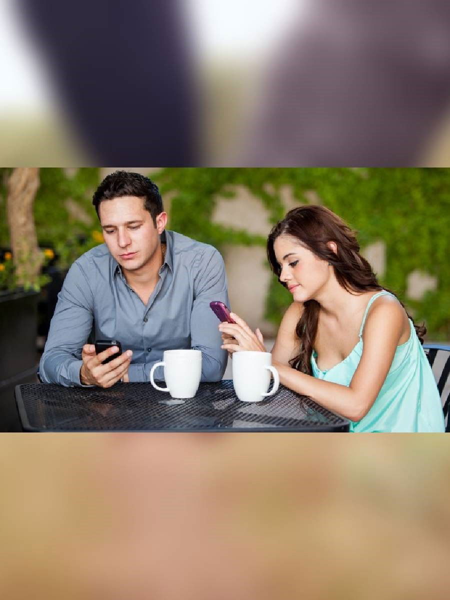 तुमचा पार्टनर तुम्हाला फसवत नाहीये ना? जाणून घ्या, Micro-Cheating विषयी - Marathi News | तुमचा पार्टनर तुम्हाला फसवत नाहीये ना? जाणून घ्या, Micro-Cheating विषयी | Latest Photos at Lokmat.com