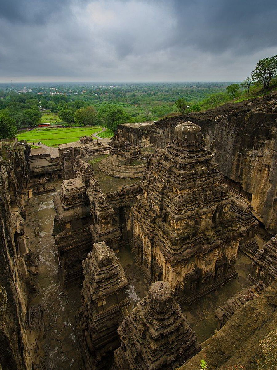 डोंगर कापून घडलेलं कैलास मंदिर, एलोरा - Marathi News | डोंगर कापून घडलेलं कैलास मंदिर, एलोरा | Latest Photos at Lokmat.com