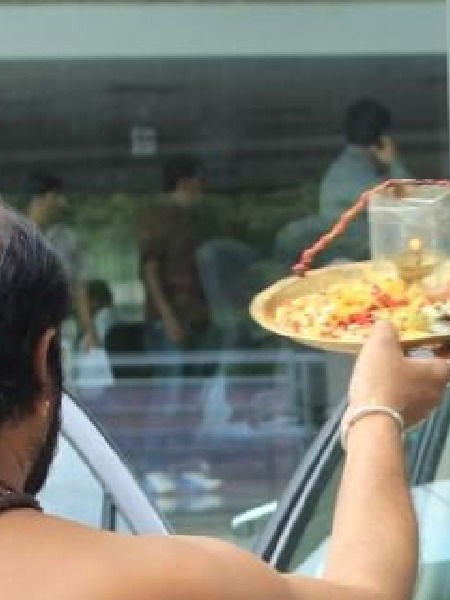 दसऱ्याला गाडीची पूजा नेमकी का करतात? - Marathi News | दसऱ्याला गाडीची पूजा नेमकी का करतात? | Latest Photos at Lokmat.com