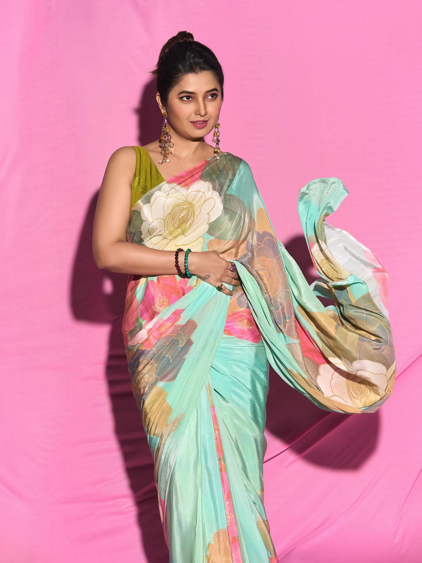 नैनो की भाषा समझो ना! - Marathi News | नैनो की भाषा समझो ना! | Latest Photos at Lokmat.com