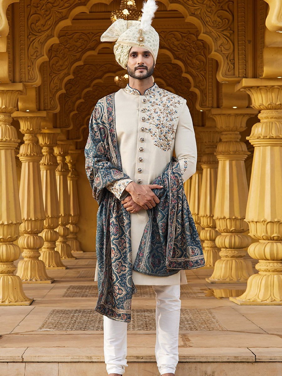 नवरदेवासाठी शेरवानी खरेदी करताय? 'या' गोष्टींकडे करु नका दुर्लक्ष - Marathi News | नवरदेवासाठी शेरवानी खरेदी करताय? 'या' गोष्टींकडे करु नका दुर्लक्ष | Latest Photos at Lokmat.com