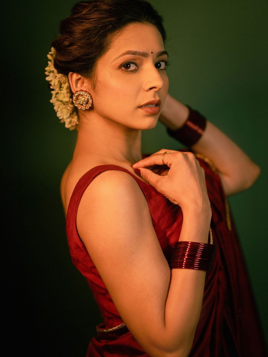 मरुन रंगाच्या साडीत खुललं अनघाचं सौंदर्य - Marathi News | मरुन रंगाच्या साडीत खुललं अनघाचं सौंदर्य | Latest Photos at Lokmat.com