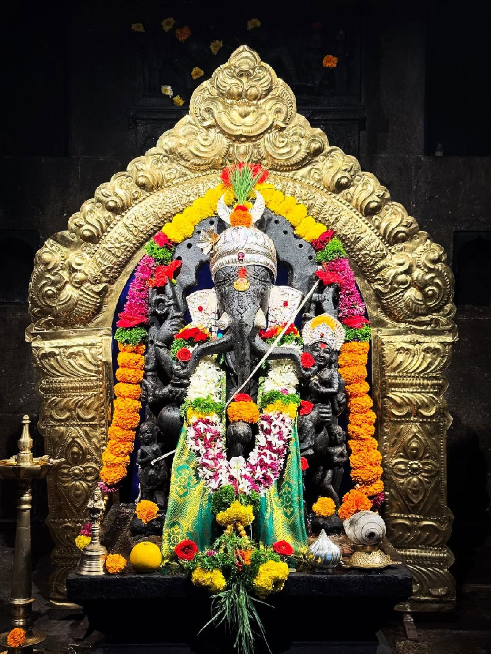 पुण्यात आहे तीन सोंडेचा गणपती, मोरावर झालाय विराजमान - Marathi News | पुण्यात आहे तीन सोंडेचा गणपती, मोरावर झालाय विराजमान | Latest Photos at Lokmat.com