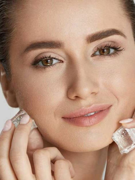 चेहऱ्यावर बर्फ लावण्याचे फायदे - Marathi News | चेहऱ्यावर बर्फ लावण्याचे फायदे | Latest Photos at Lokmat.com