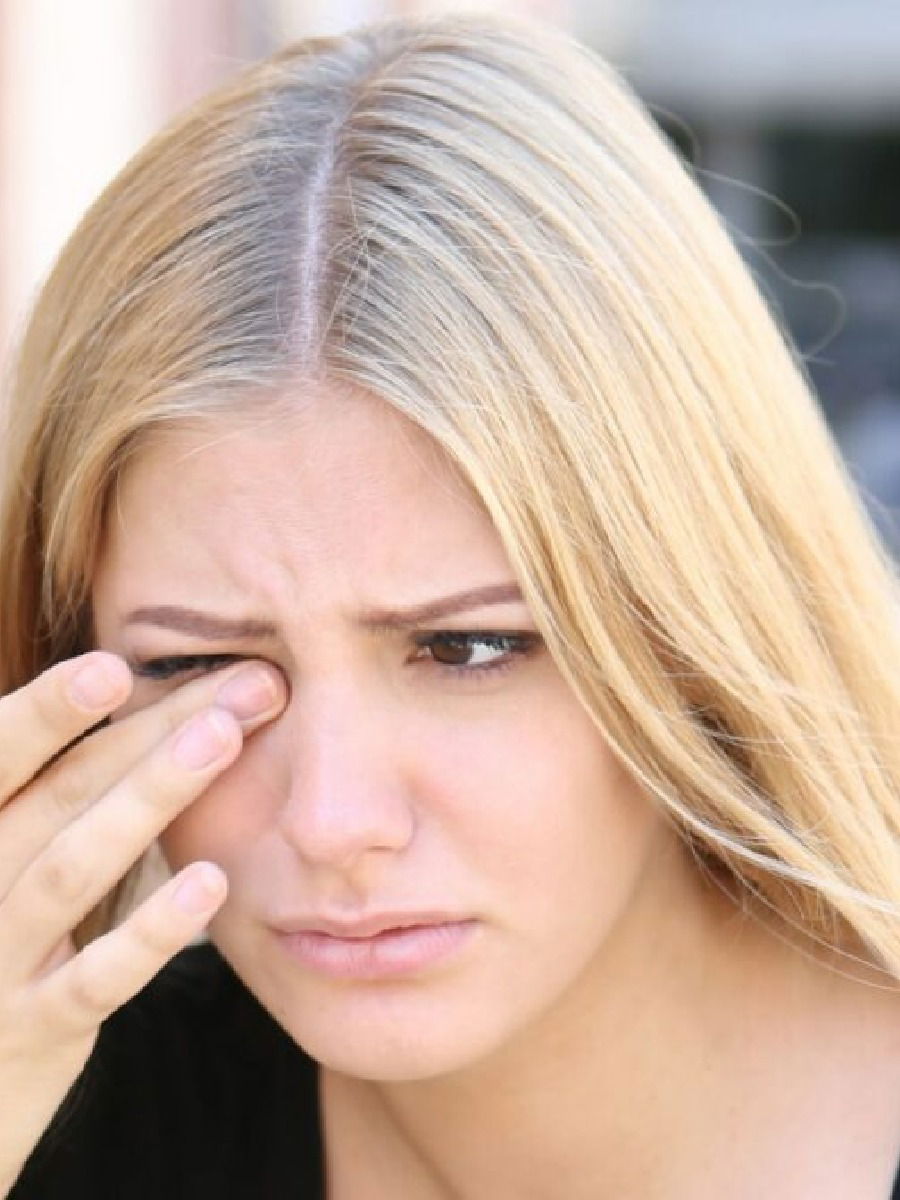 सकाळी उठल्यावर डोळ्यातून पाणी येतंय? - Marathi News | सकाळी उठल्यावर डोळ्यातून पाणी येतंय? | Latest Photos at Lokmat.com