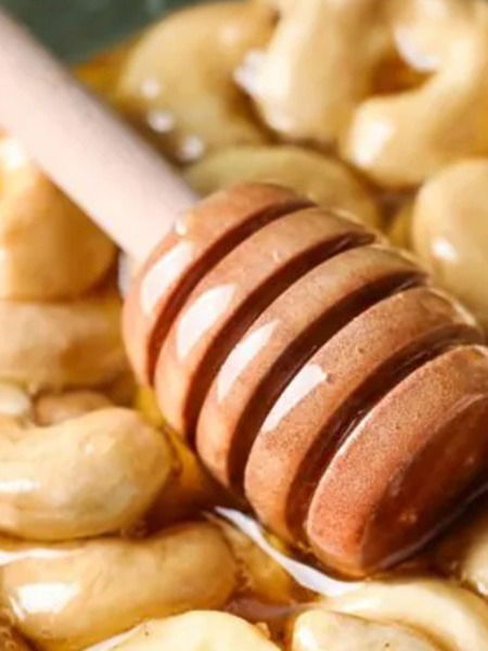 मध आणि काजू एकत्रित खाण्याचे ५ फायदे - Marathi News | मध आणि काजू एकत्रित खाण्याचे ५ फायदे | Latest Photos at Lokmat.com