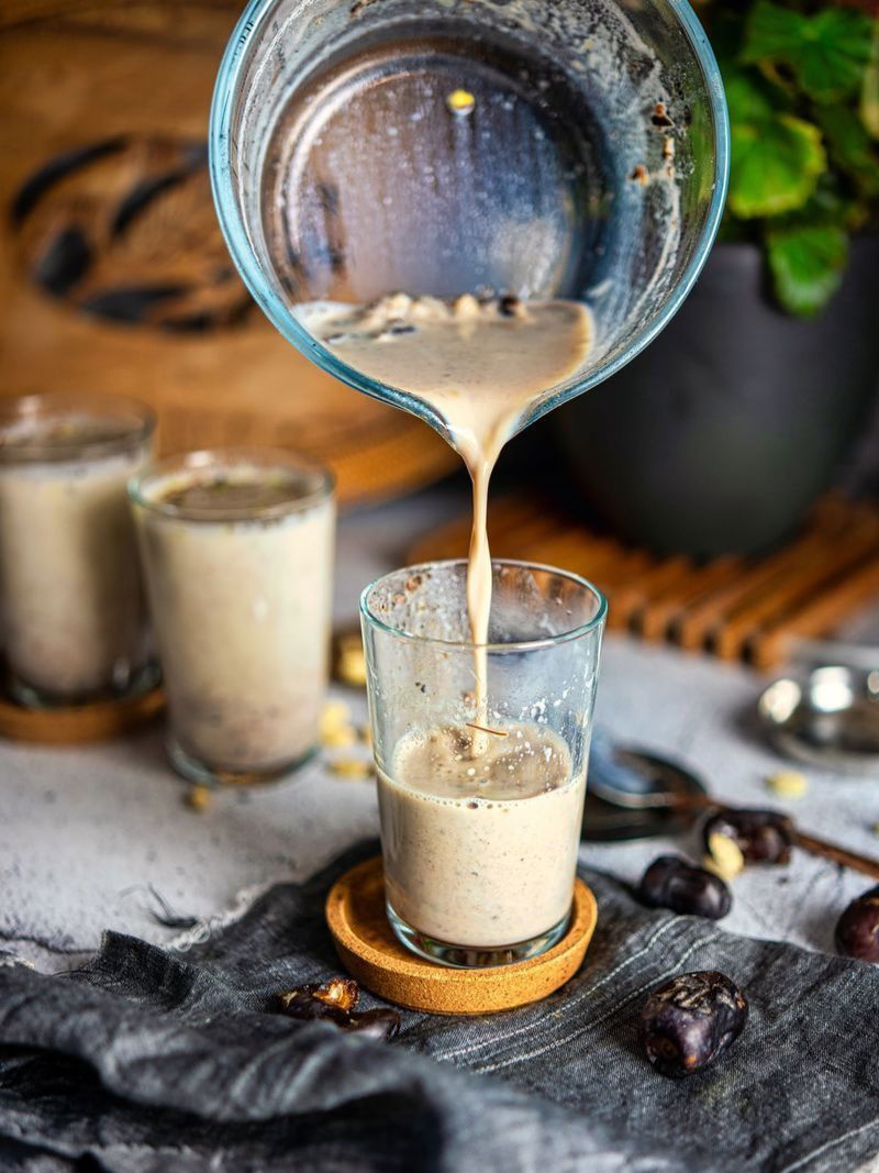 झोपण्यापूर्वी घ्या खजूराचे दूध, फायदे जाणून थक्क व्हाल...! - Marathi News | झोपण्यापूर्वी घ्या खजूराचे दूध, फायदे जाणून थक्क व्हाल...! | Latest Photos at Lokmat.com